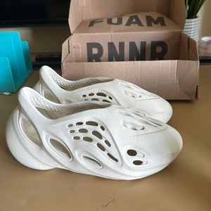 YEEZY Foam Rnnr Sand size 9